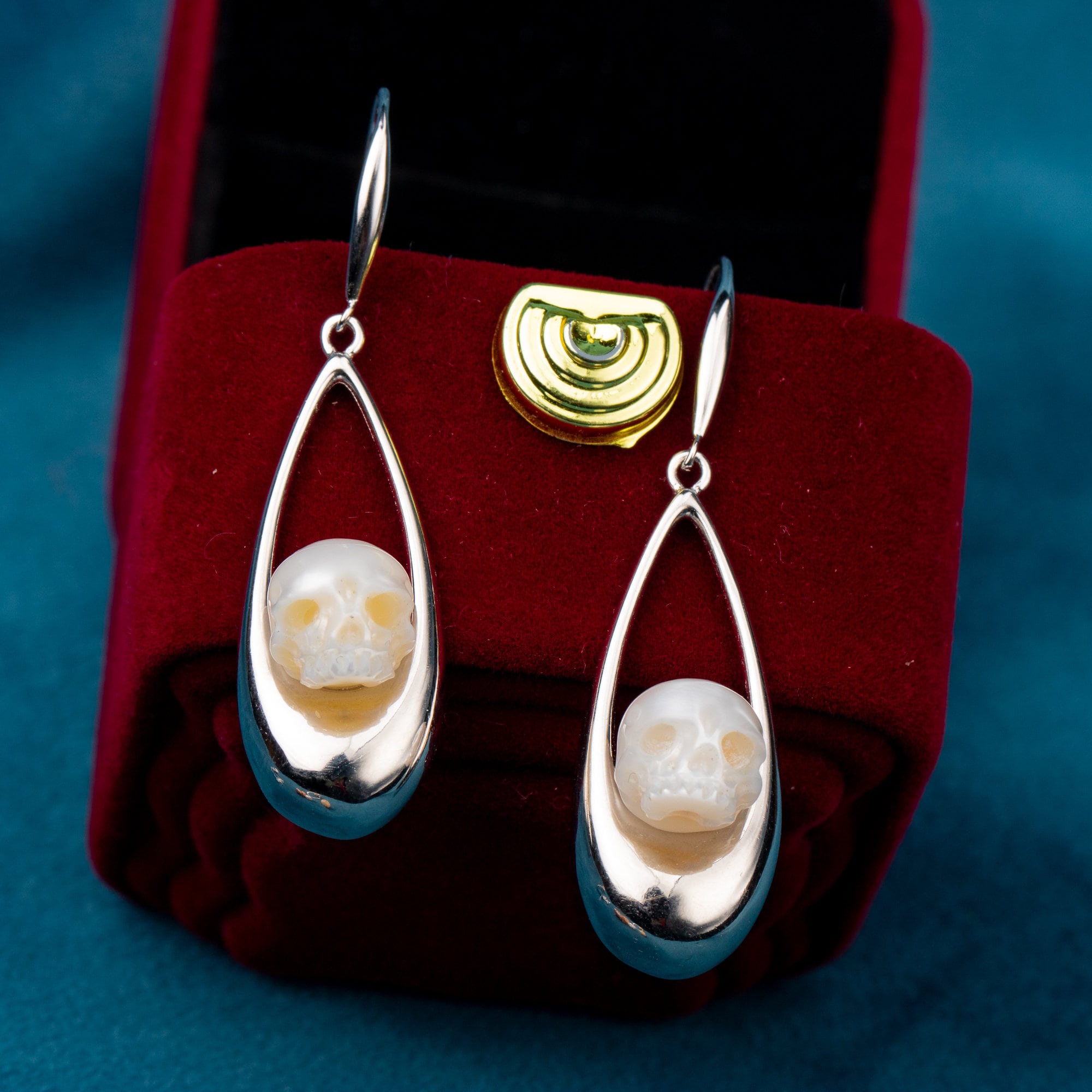 Swing Earring skull carved pearl S925 silver earring
