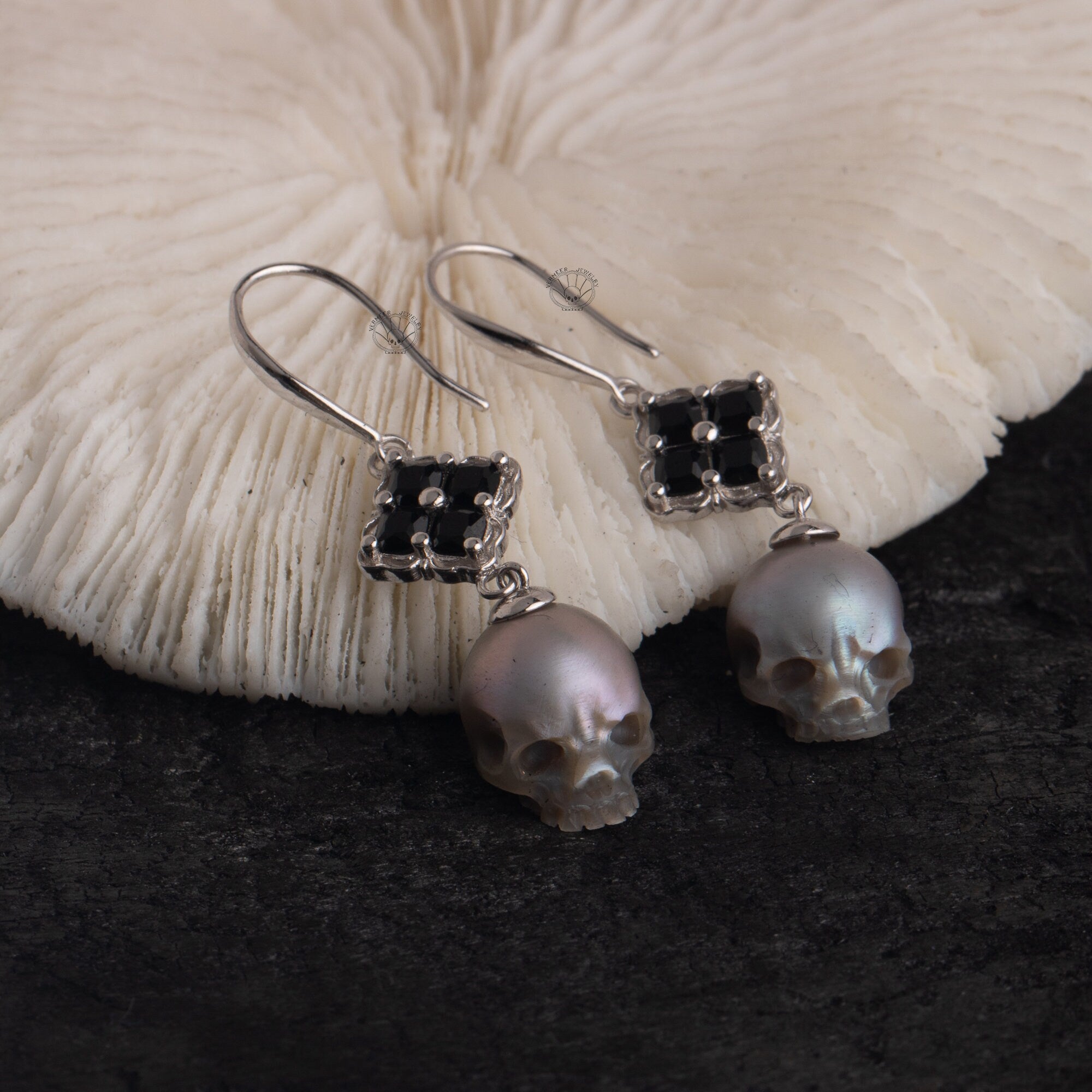 Black gem hook earring skull carved pearl S925 silver earring