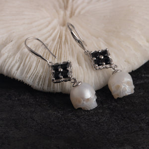 Open image in slideshow, Black gem hook earring skull carved pearl S925 silver earring
