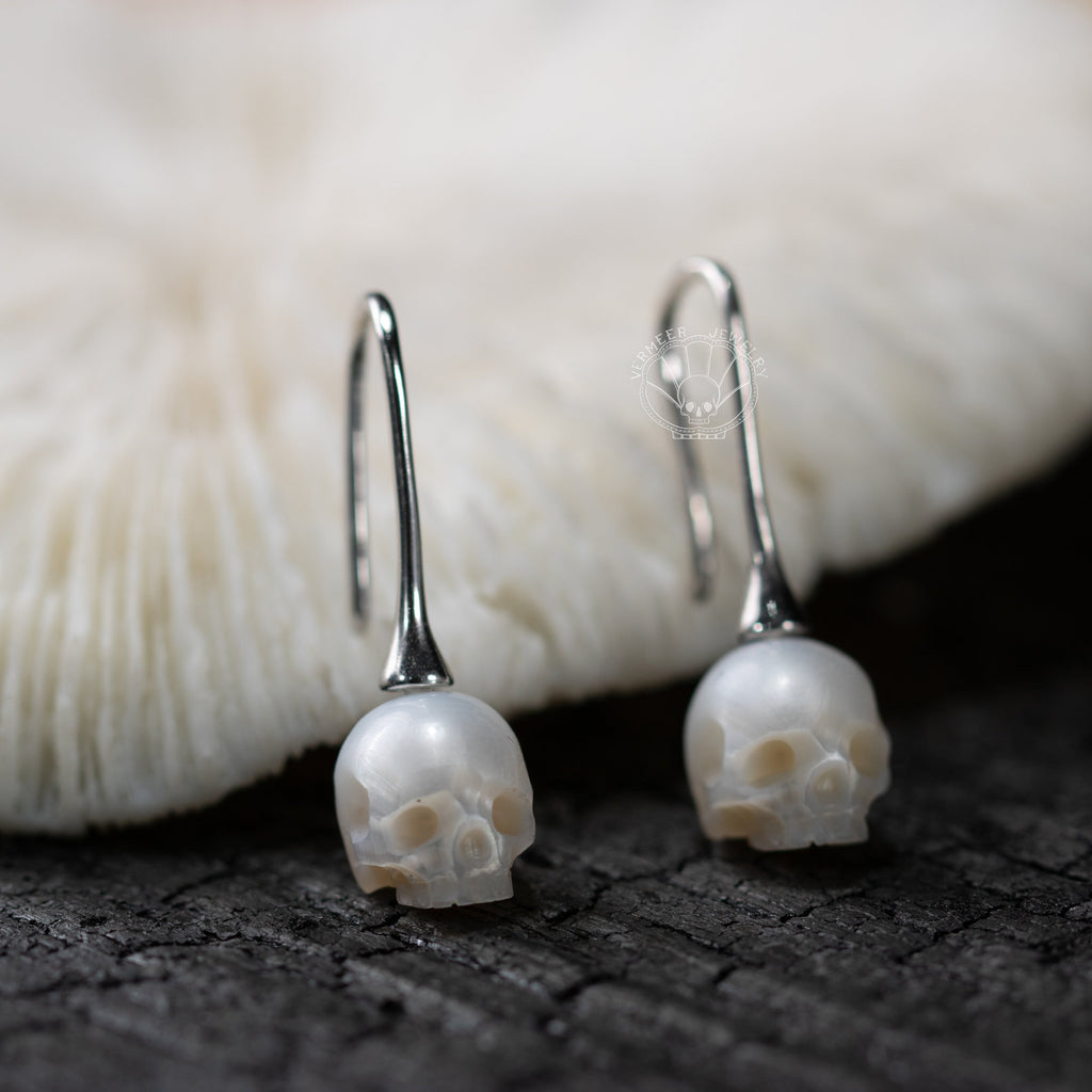 Simple Hook Earring skull carved pearl S925 silver earring