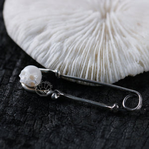 Open image in slideshow, skull carved pearl brooch handmade sterling silver brooch gothic jewelry for wedding

