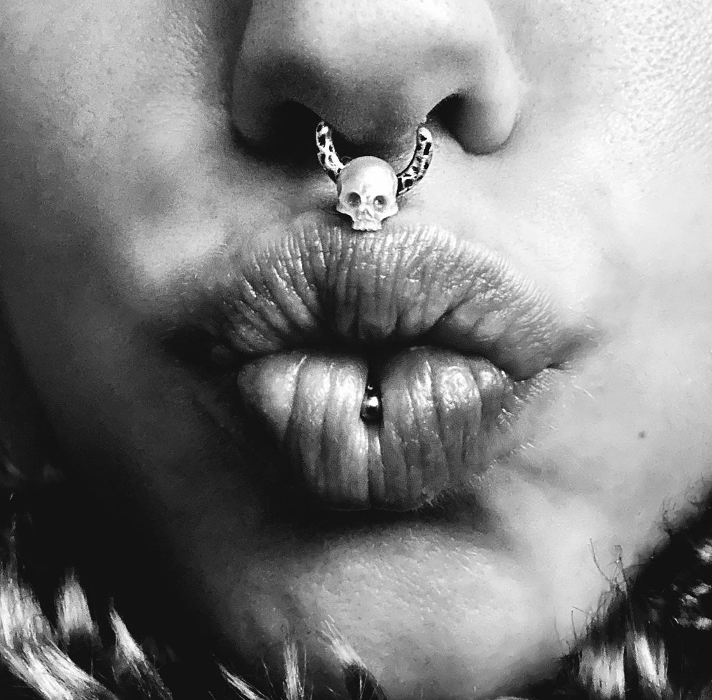 skull Septum Piercing, freshwater pearl Septum Ring, Nose Ring, silver Septum Ring, Thin septum,gothic septum
